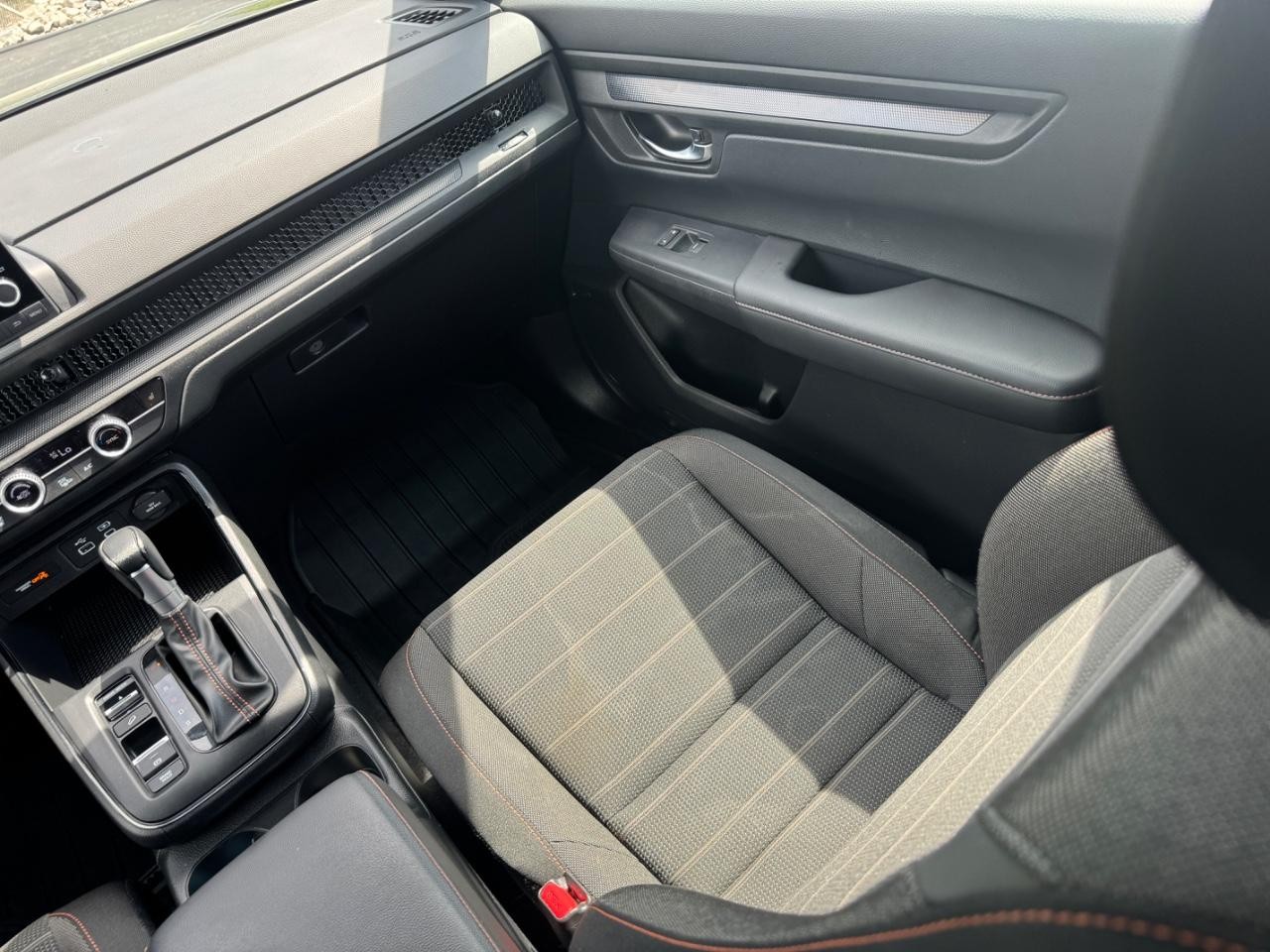 Honda CR-V Hybrid Vehicle Full-screen Gallery Image 18