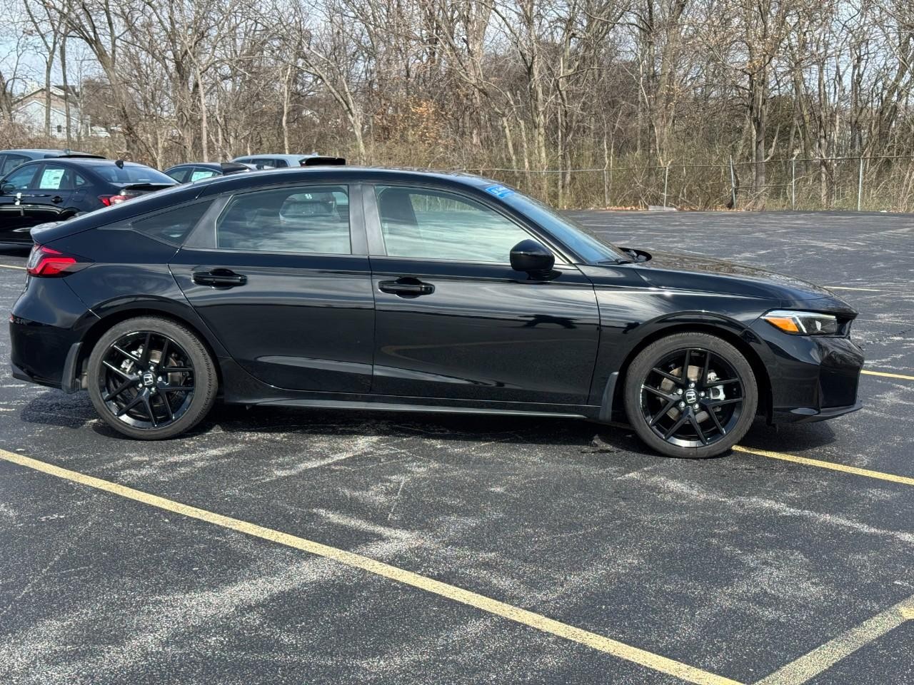 Honda Civic Hatchback Hybrid Vehicle Full-screen Gallery Image 02