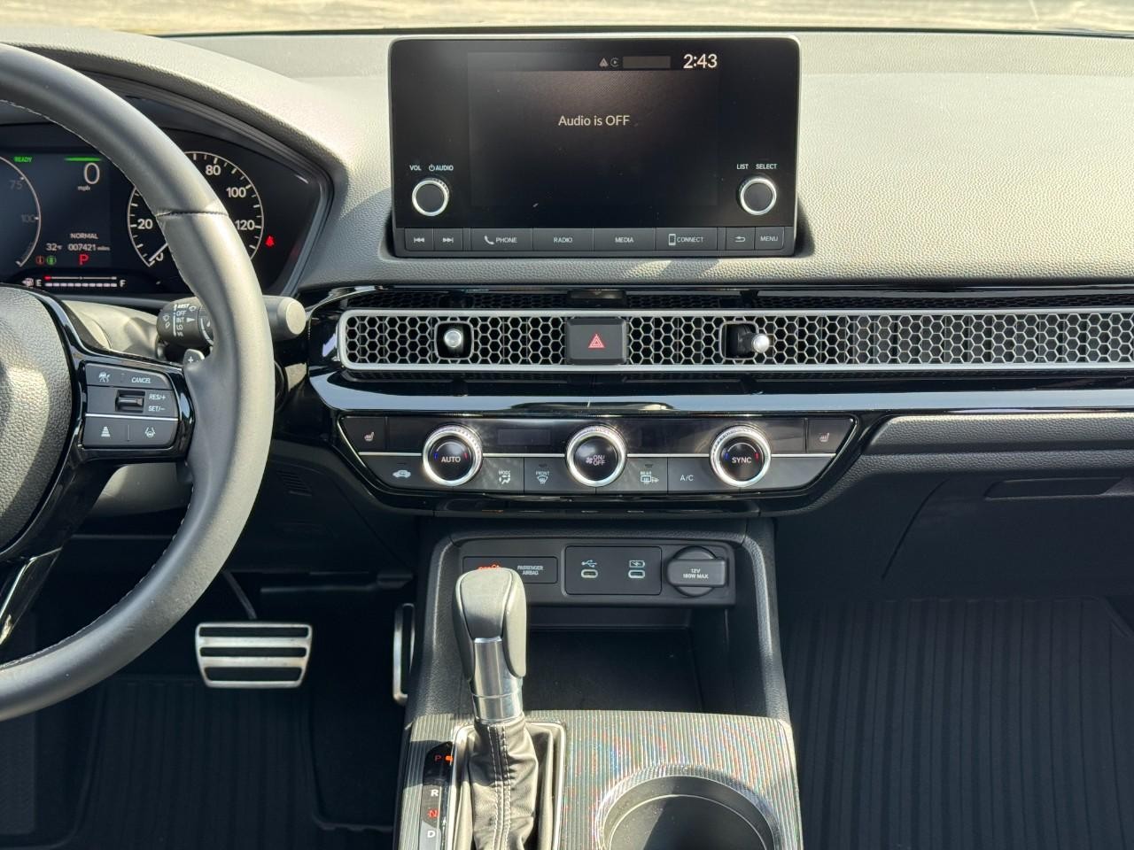 Honda Civic Hatchback Hybrid Vehicle Full-screen Gallery Image 13