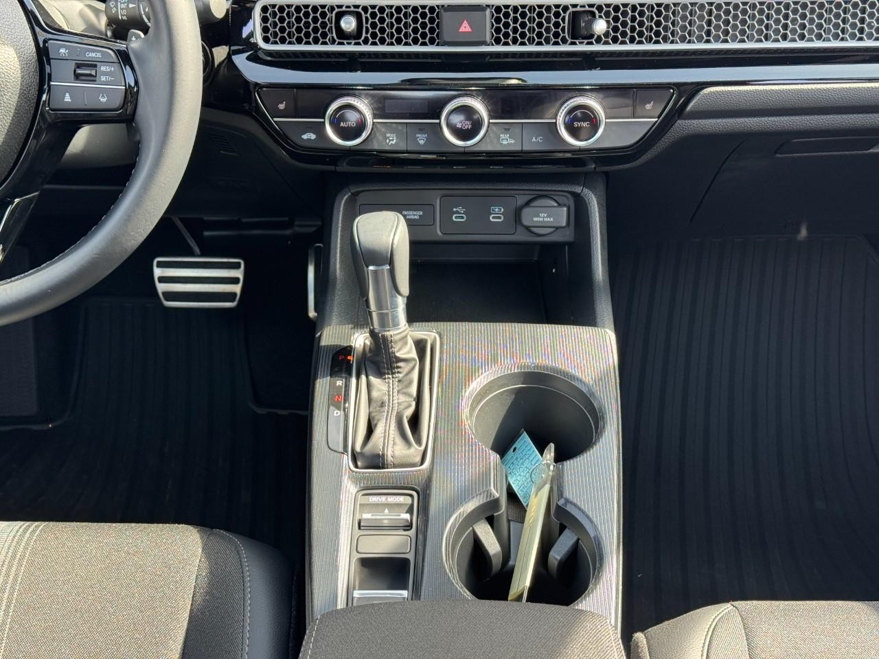 Honda Civic Hatchback Hybrid Vehicle Full-screen Gallery Image 14