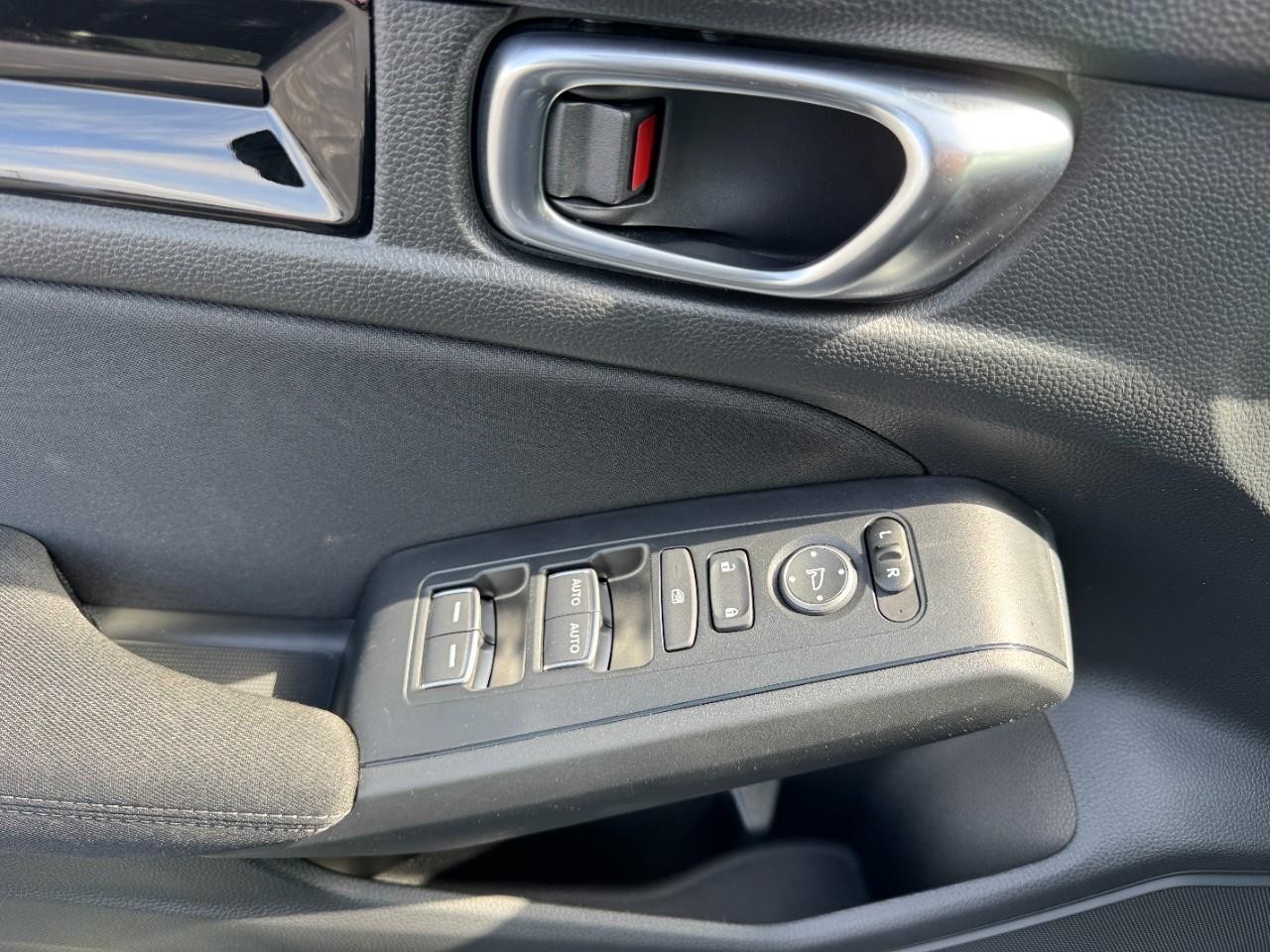 Honda Civic Hatchback Hybrid Vehicle Full-screen Gallery Image 17