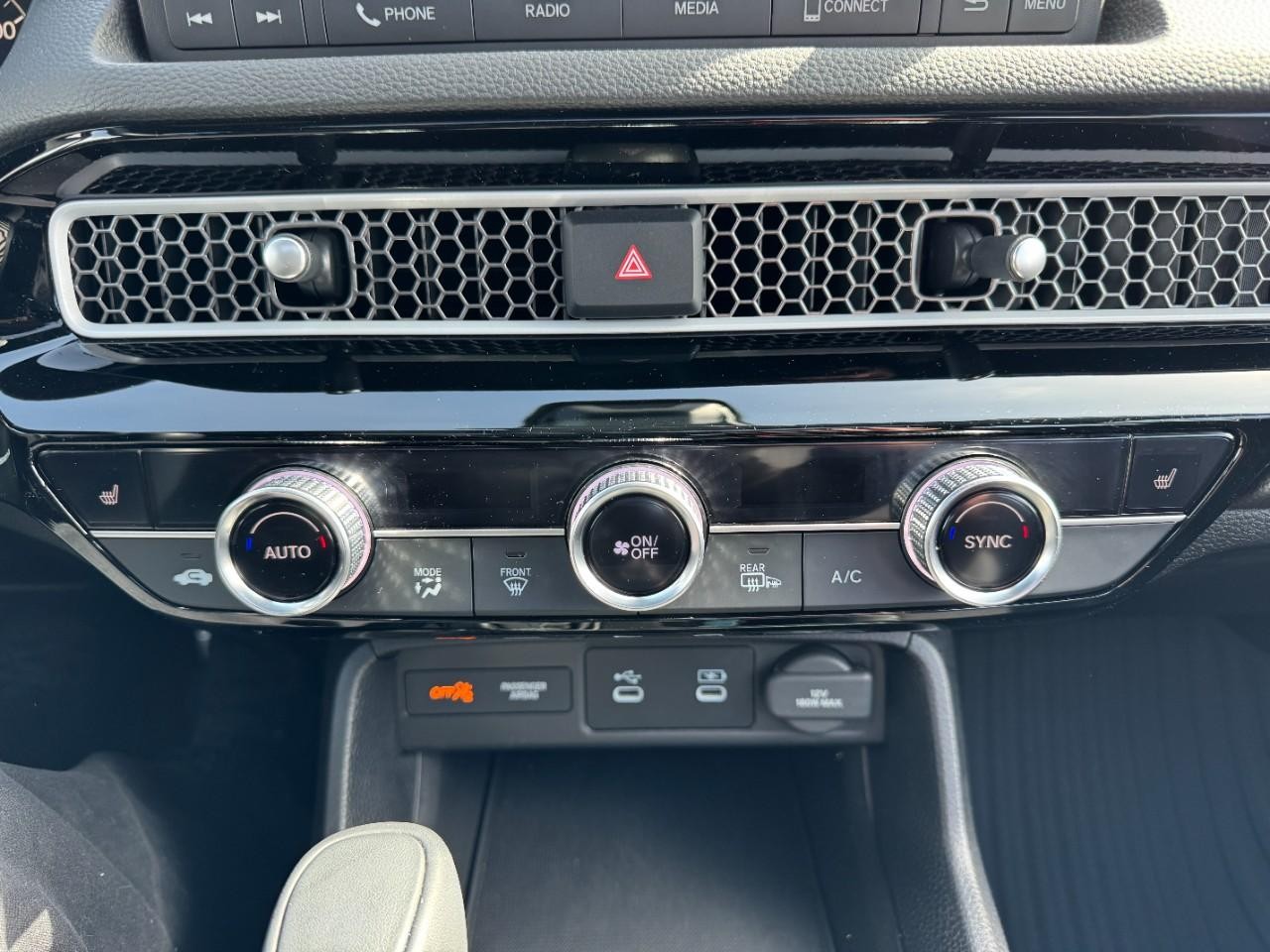 Honda Civic Hatchback Hybrid Vehicle Full-screen Gallery Image 22