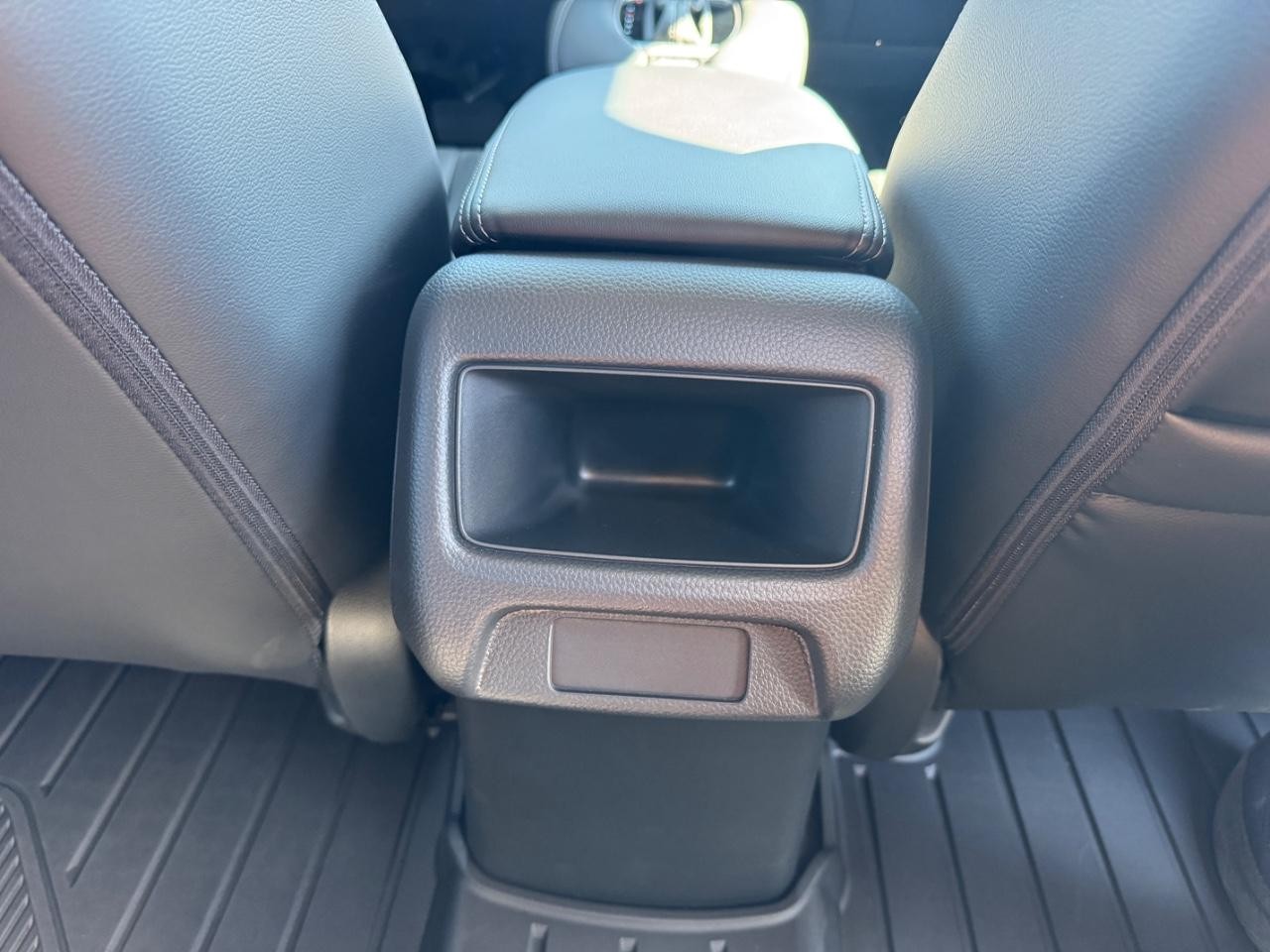 Honda HR-V Vehicle Full-screen Gallery Image 15