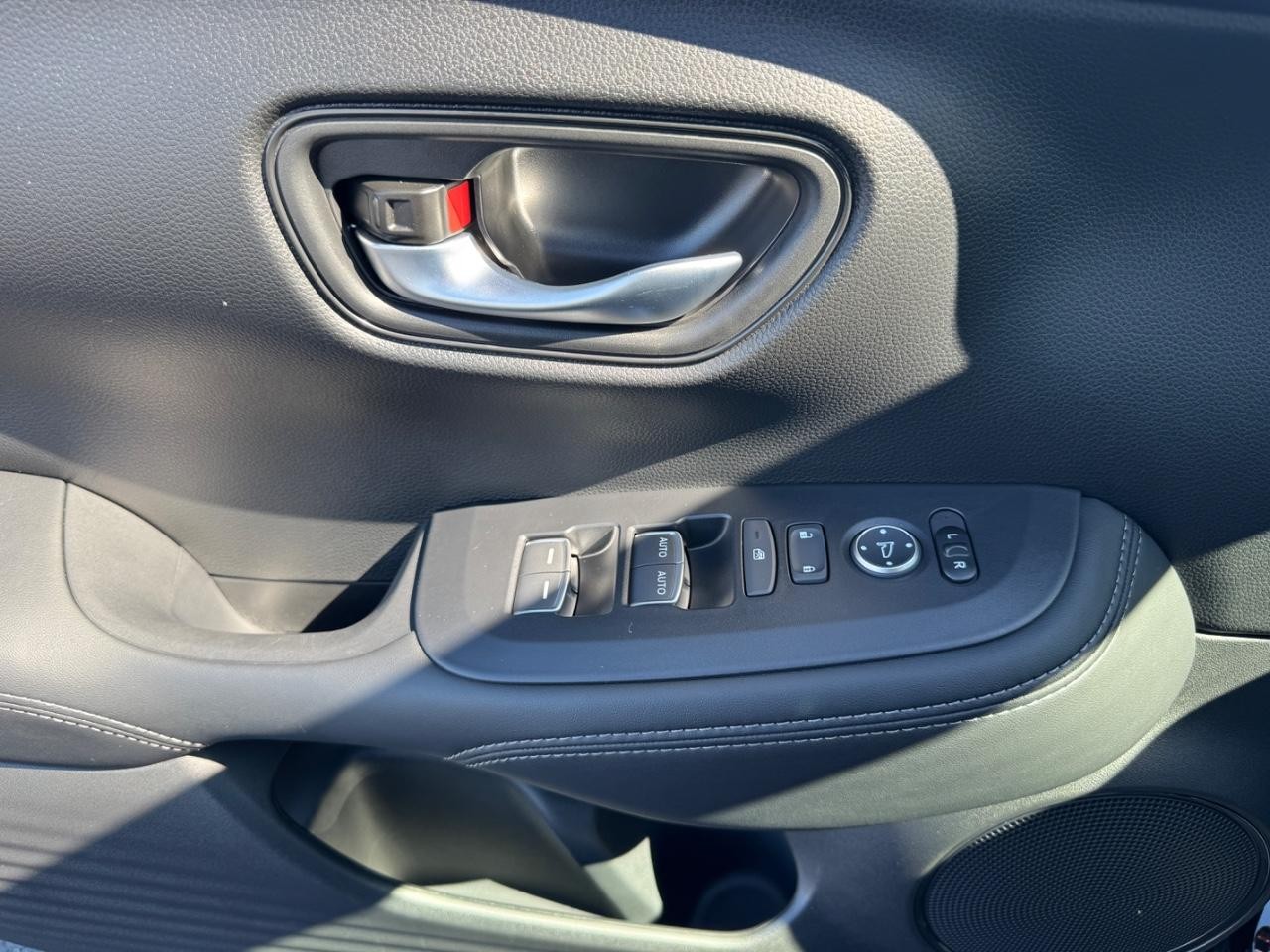 Honda HR-V Vehicle Full-screen Gallery Image 17