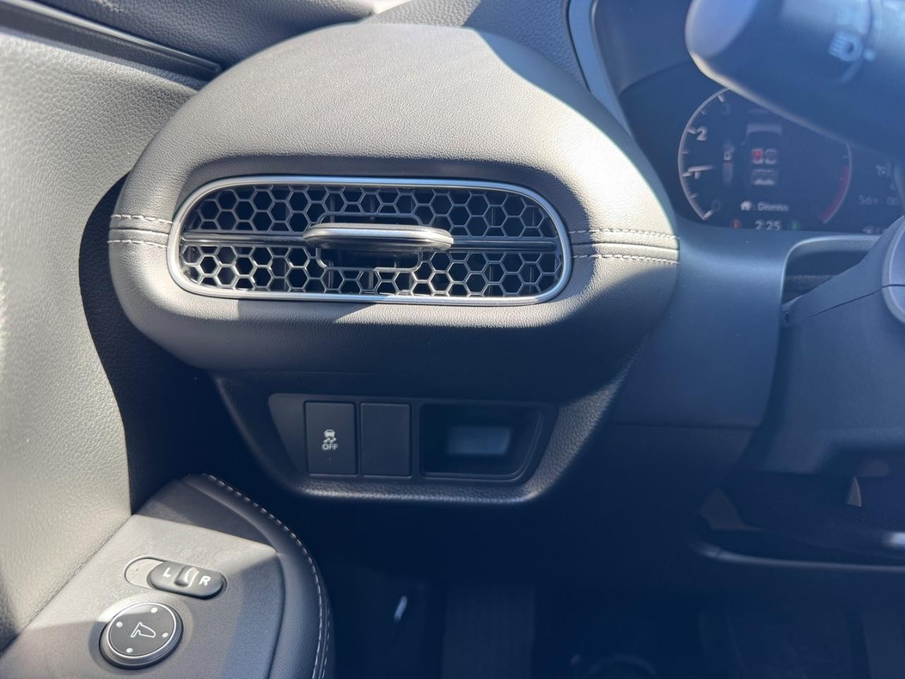 Honda HR-V Vehicle Full-screen Gallery Image 23