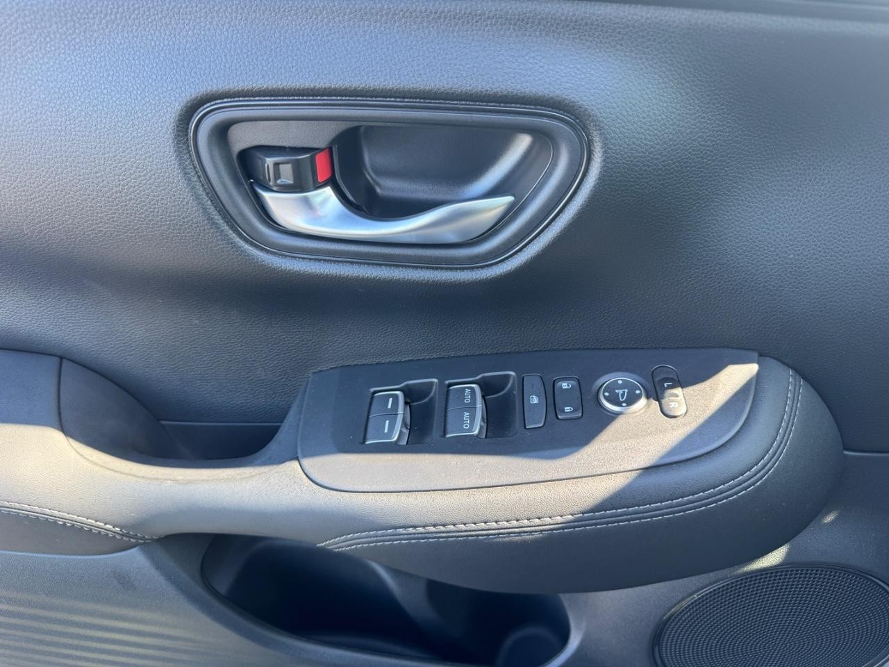 Honda HR-V Vehicle Full-screen Gallery Image 18