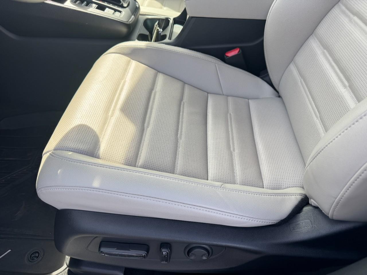 Honda CR-V Vehicle Full-screen Gallery Image 17