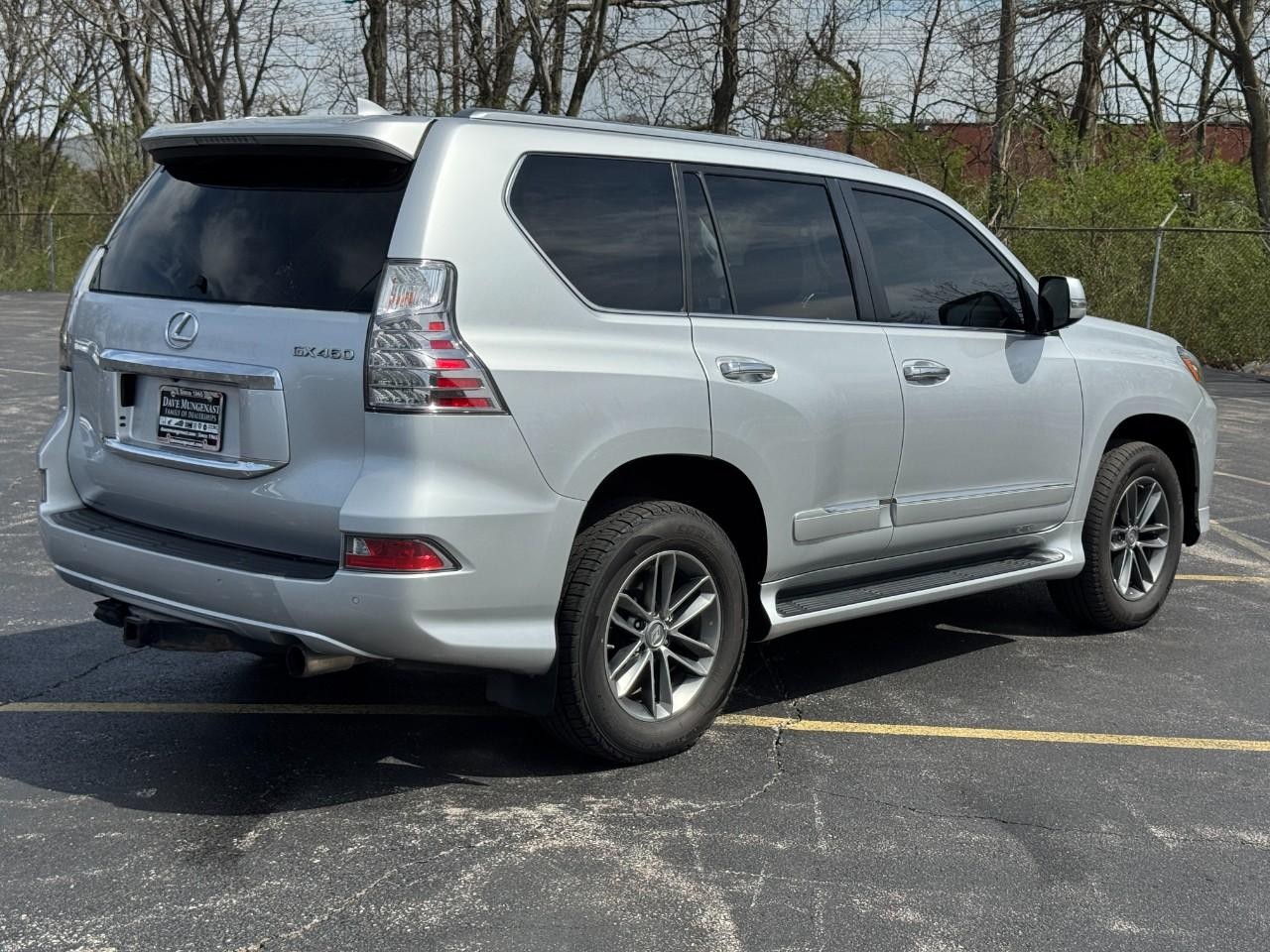 Lexus GX Vehicle Full-screen Gallery Image 03