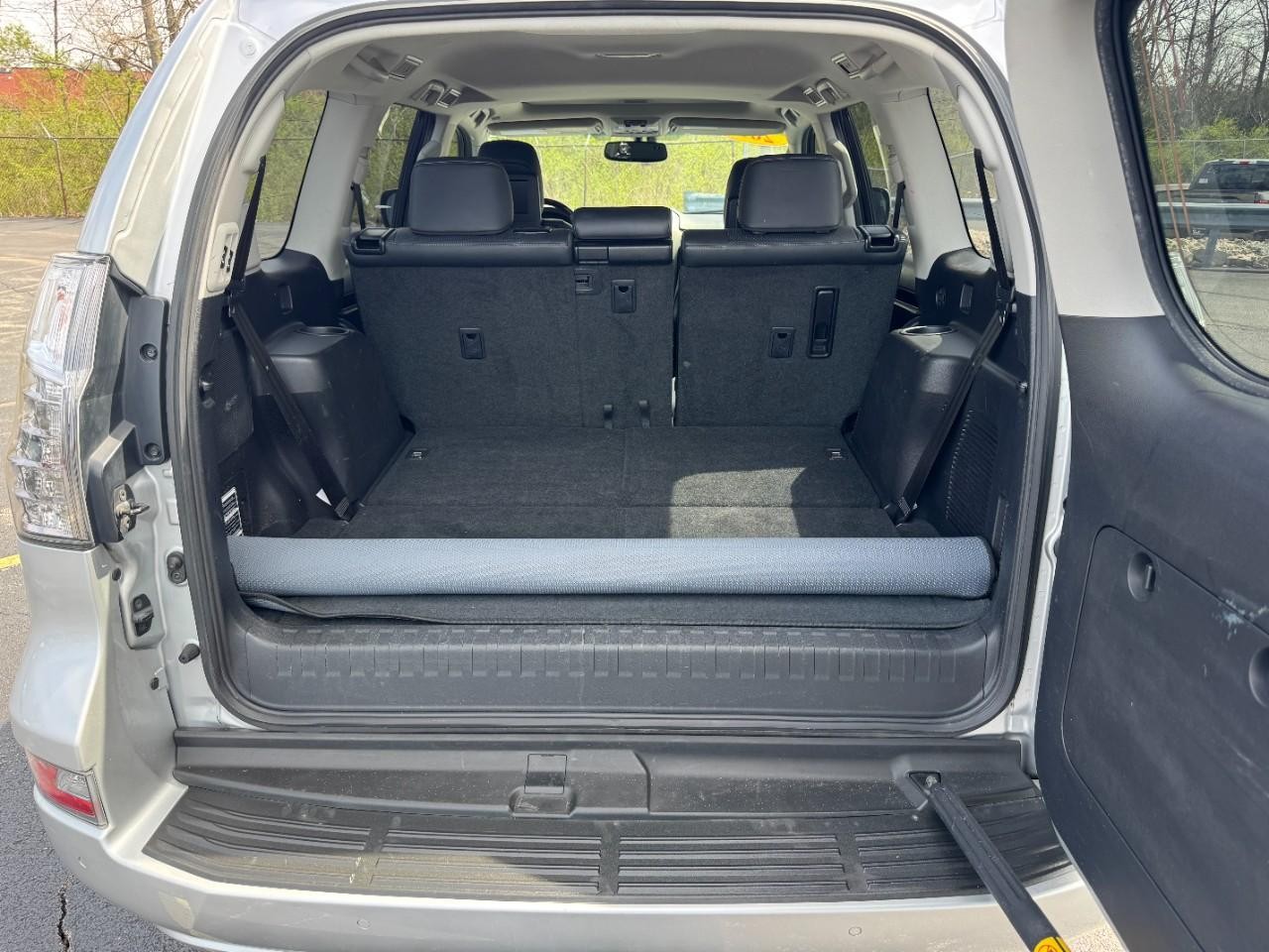 Lexus GX Vehicle Full-screen Gallery Image 04