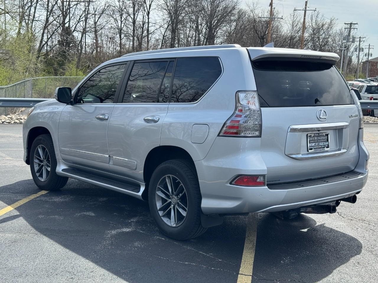 Lexus GX Vehicle Full-screen Gallery Image 06