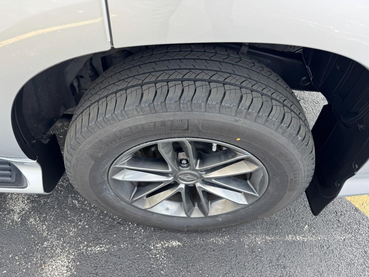 Lexus GX Vehicle Full-screen Gallery Image 07