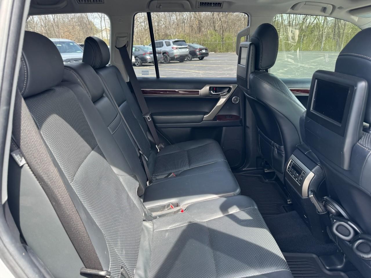 Lexus GX Vehicle Full-screen Gallery Image 10