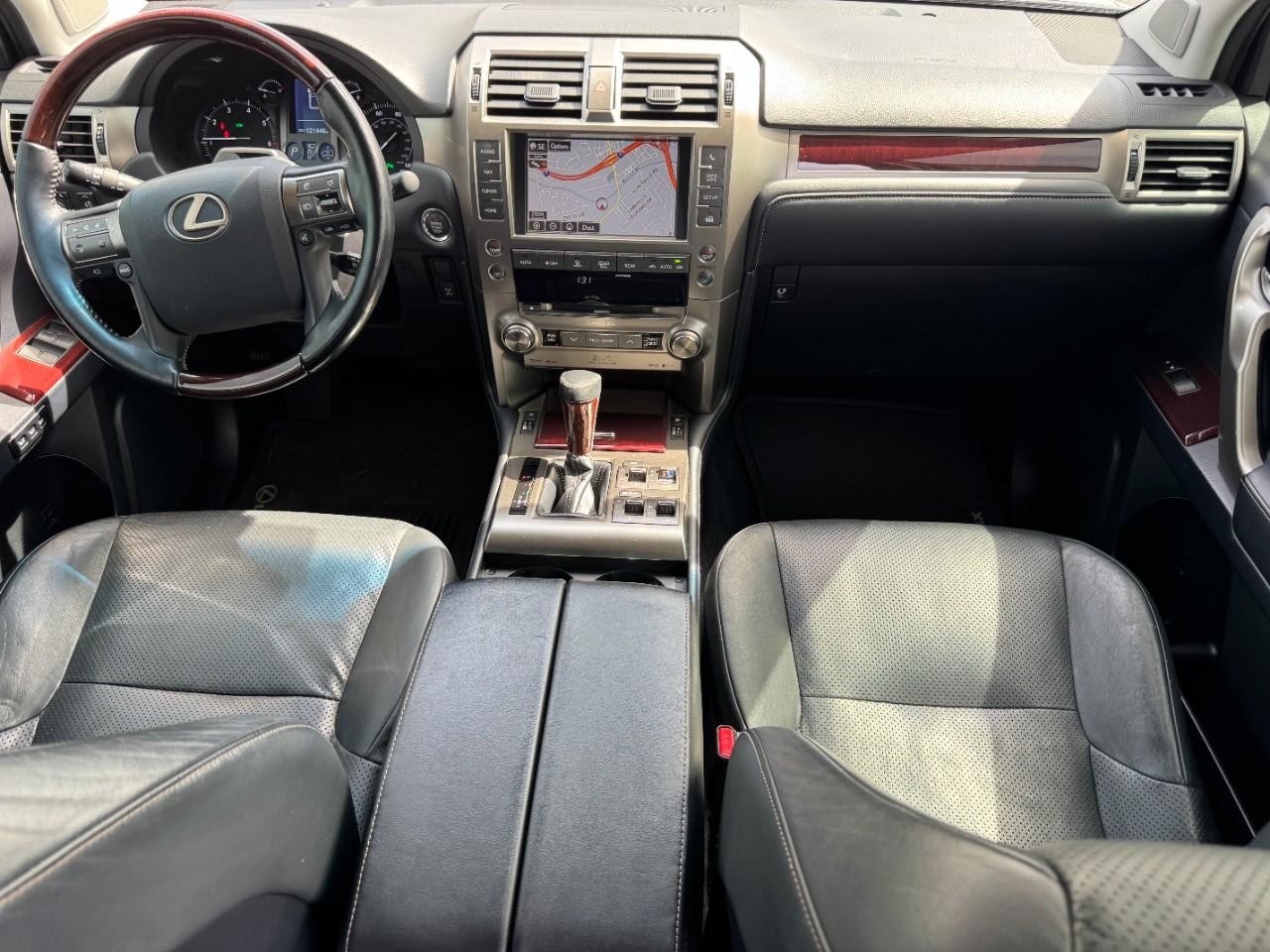 Lexus GX Vehicle Full-screen Gallery Image 11