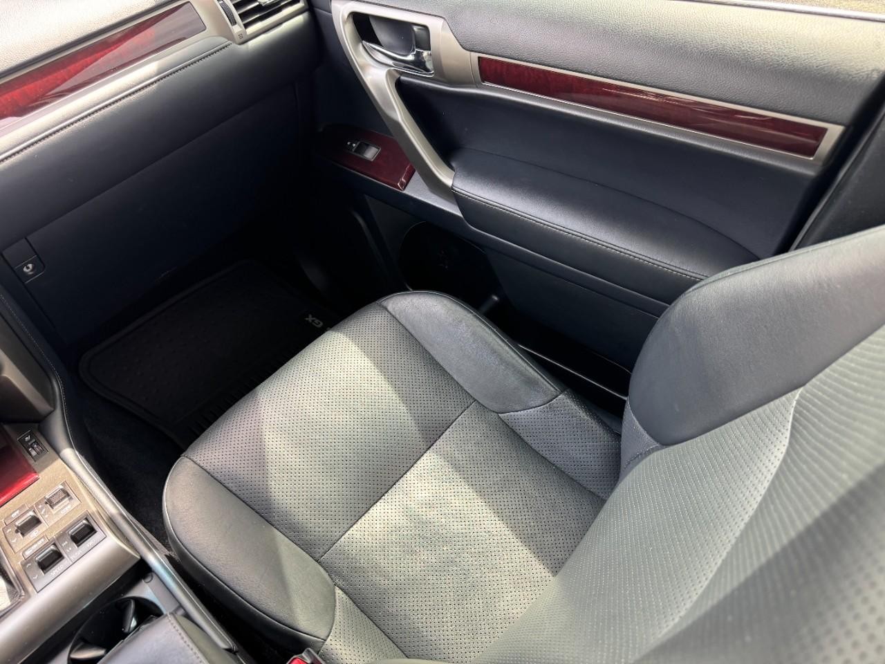 Lexus GX Vehicle Full-screen Gallery Image 15