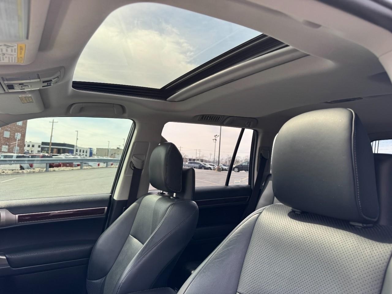 Lexus GX Vehicle Full-screen Gallery Image 17