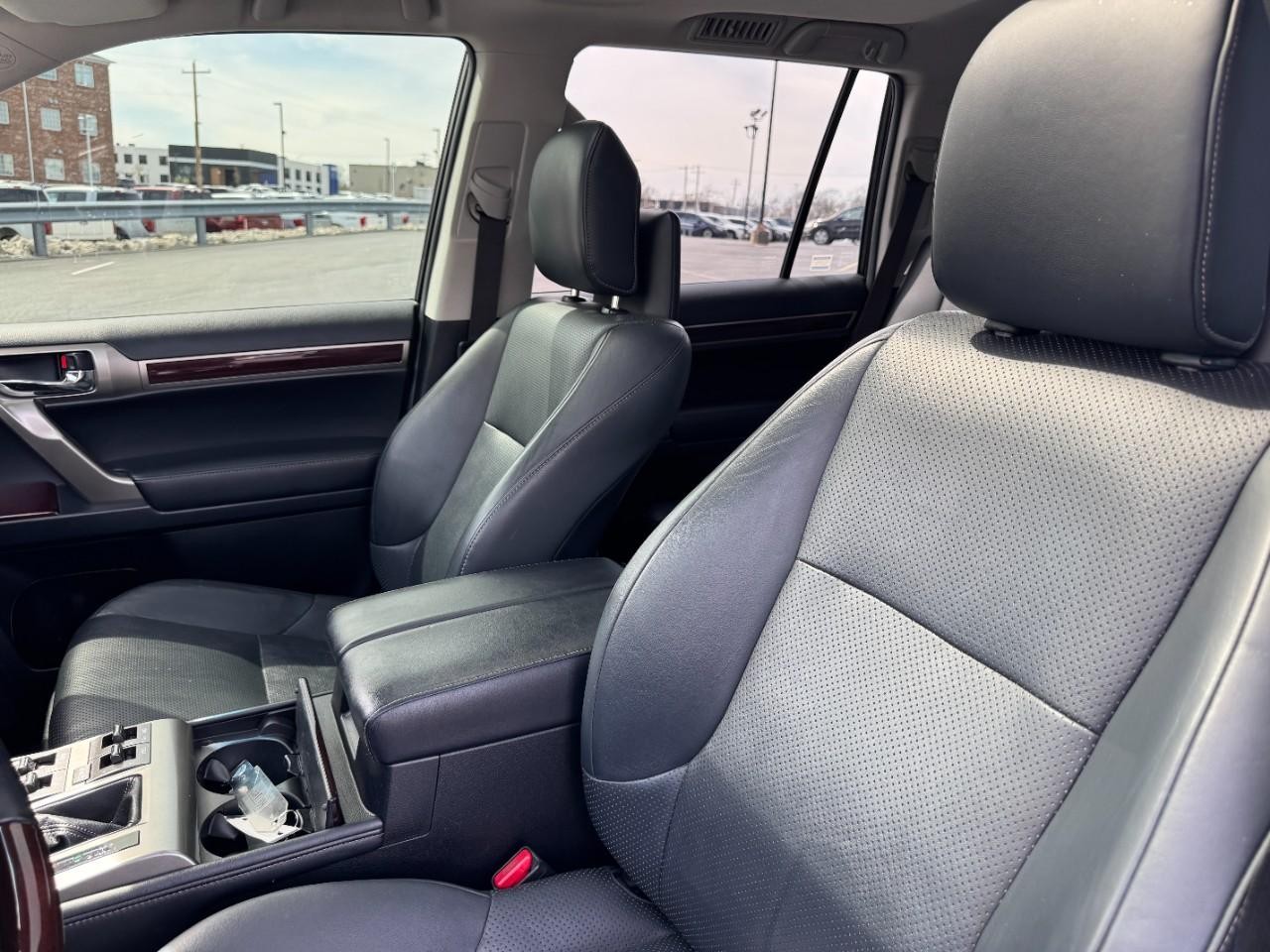 Lexus GX Vehicle Full-screen Gallery Image 18