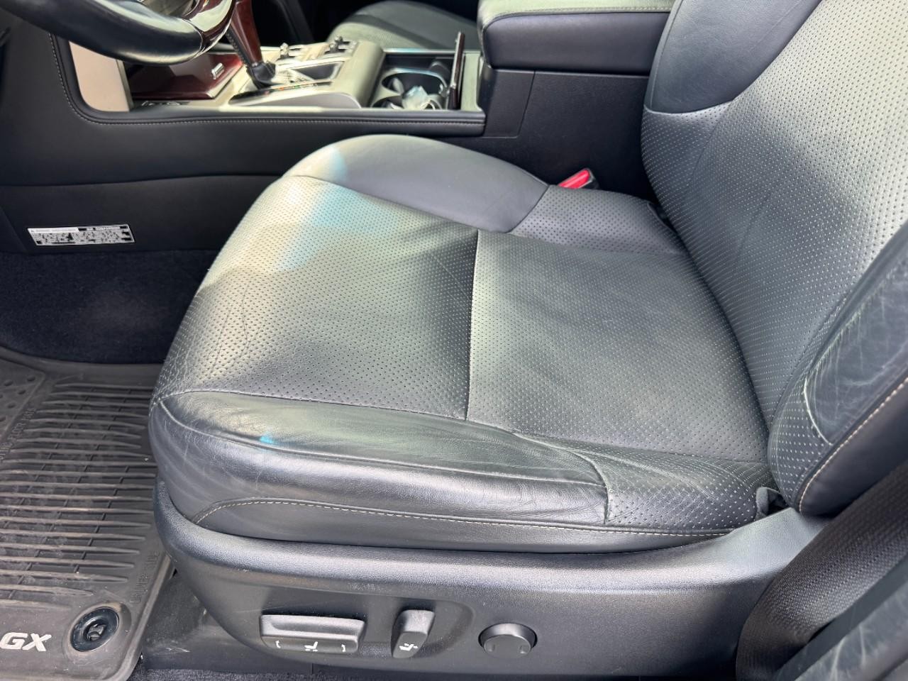 Lexus GX Vehicle Full-screen Gallery Image 19