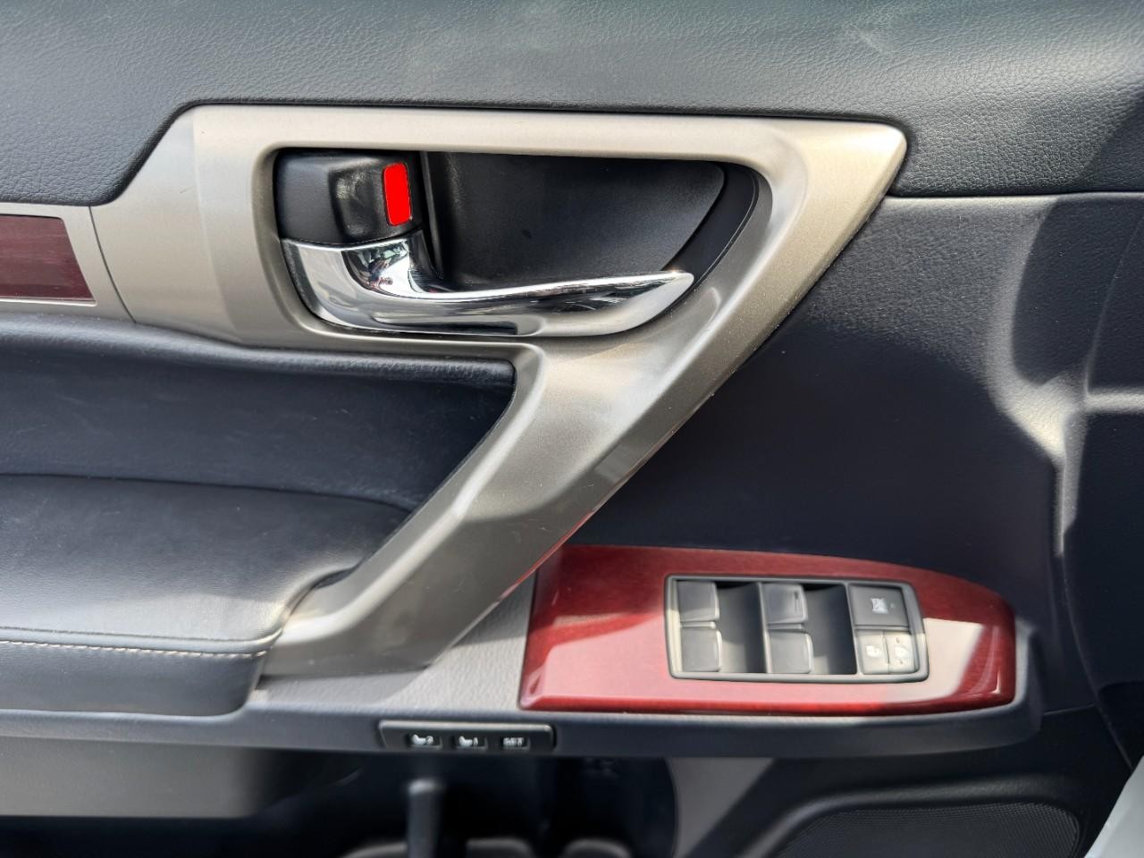 Lexus GX Vehicle Full-screen Gallery Image 20