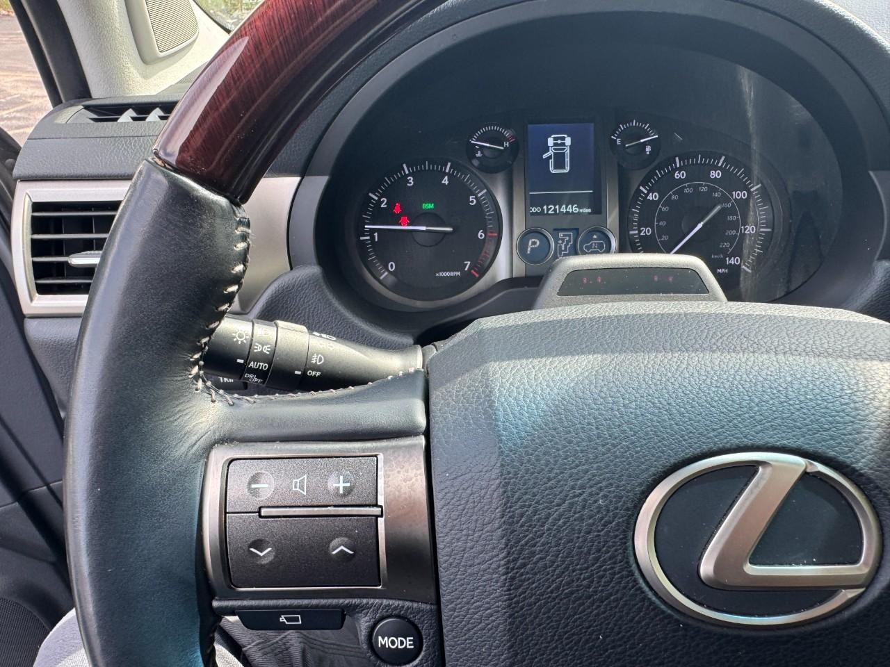 Lexus GX Vehicle Full-screen Gallery Image 21