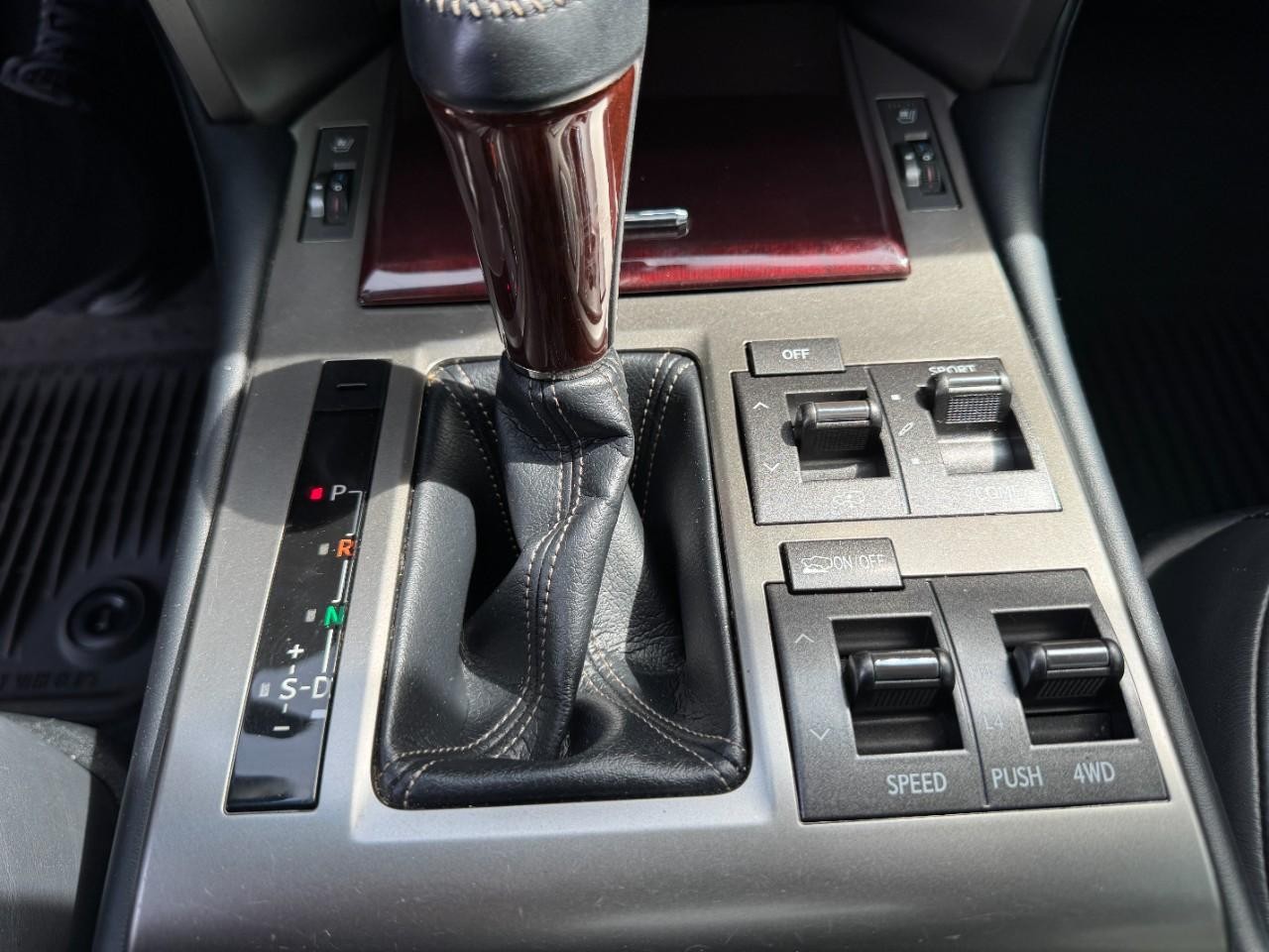 Lexus GX Vehicle Full-screen Gallery Image 27