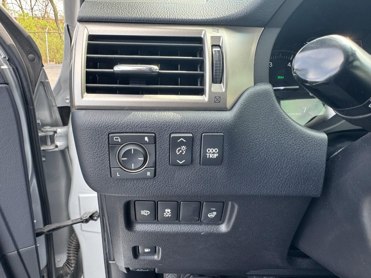 Lexus GX Vehicle Full-screen Gallery Image 28