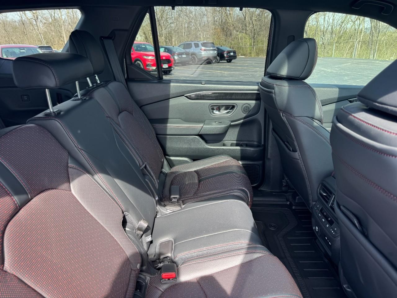 Honda Pilot Vehicle Full-screen Gallery Image 10