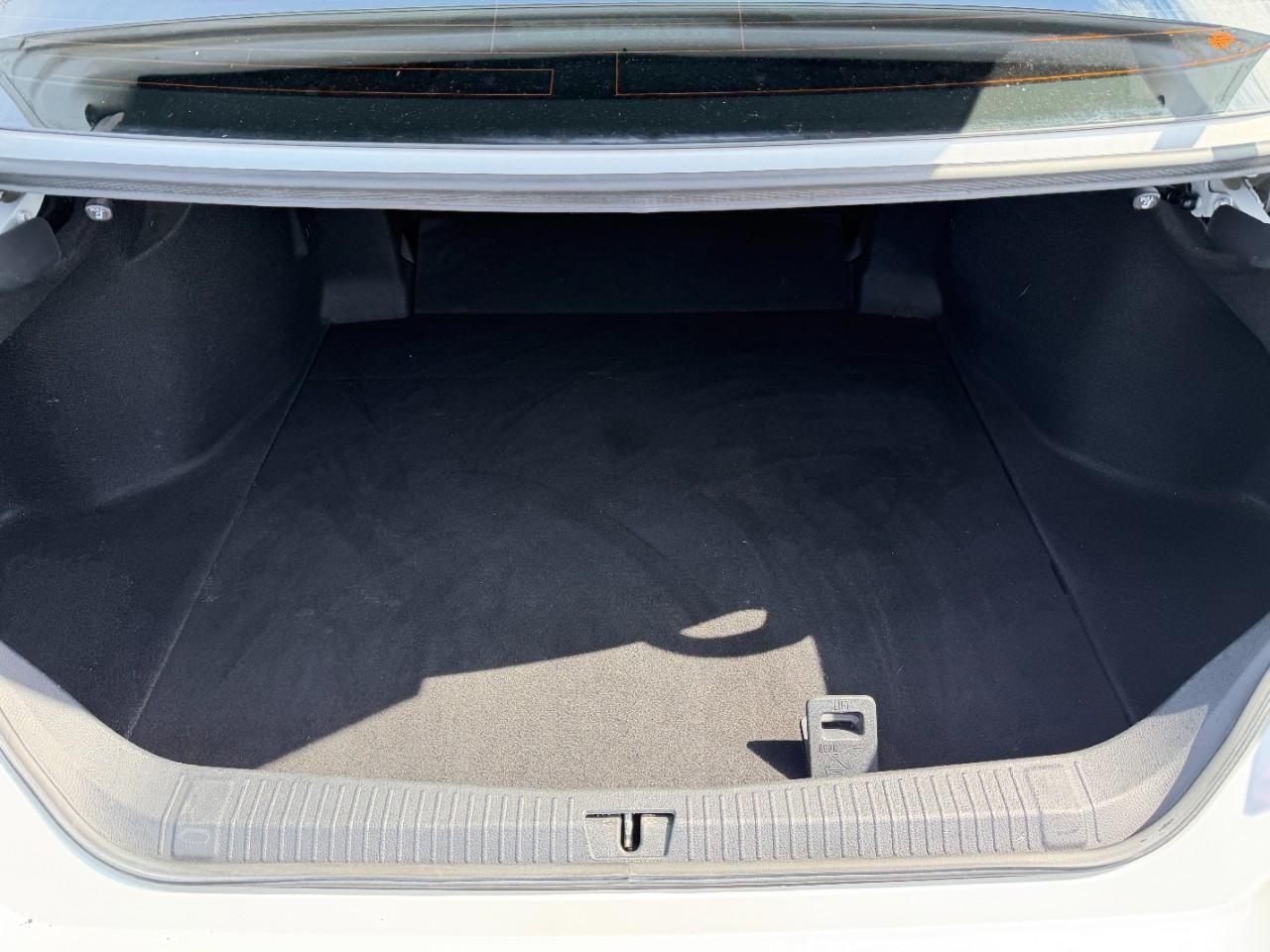 Toyota Avalon Vehicle Full-screen Gallery Image 05