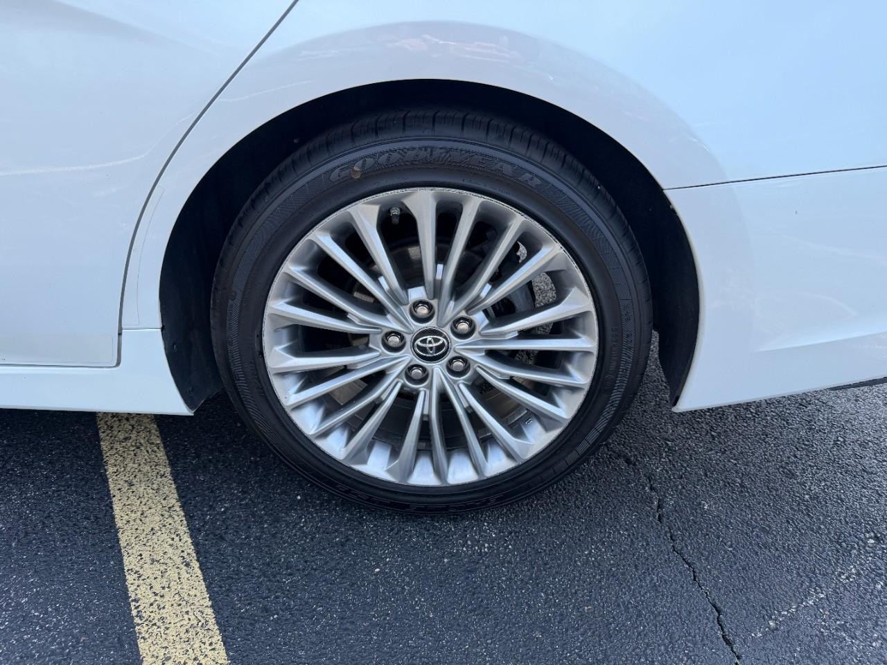 Toyota Avalon Vehicle Full-screen Gallery Image 08