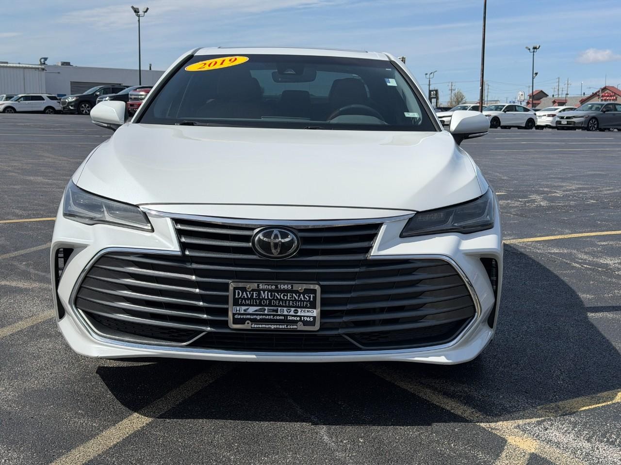 Toyota Avalon Vehicle Full-screen Gallery Image 10