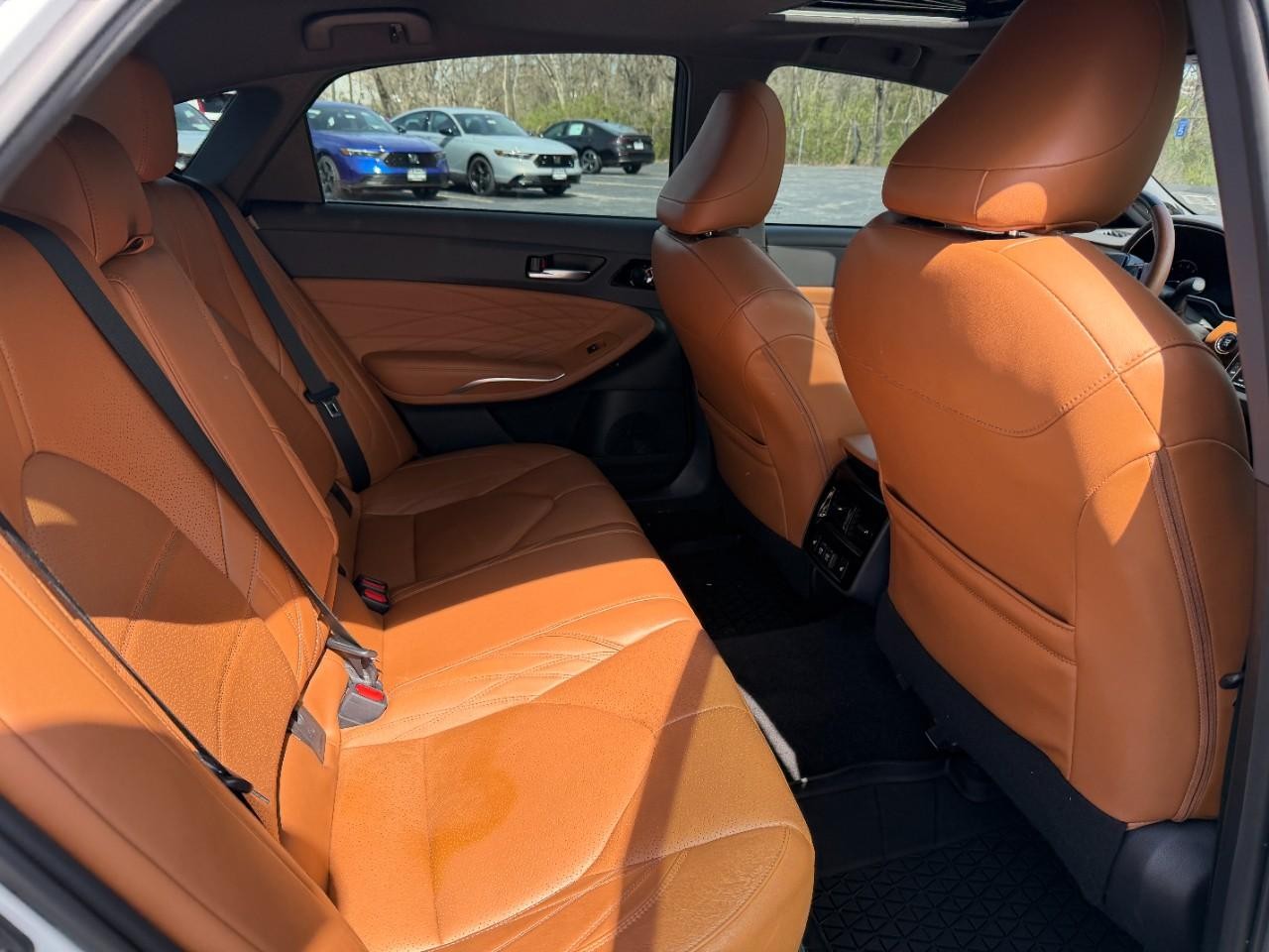 Toyota Avalon Vehicle Full-screen Gallery Image 11