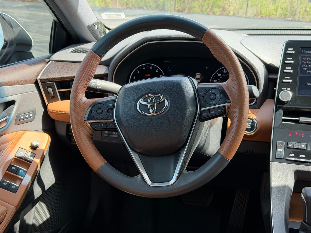 Toyota Avalon Vehicle Full-screen Gallery Image 13