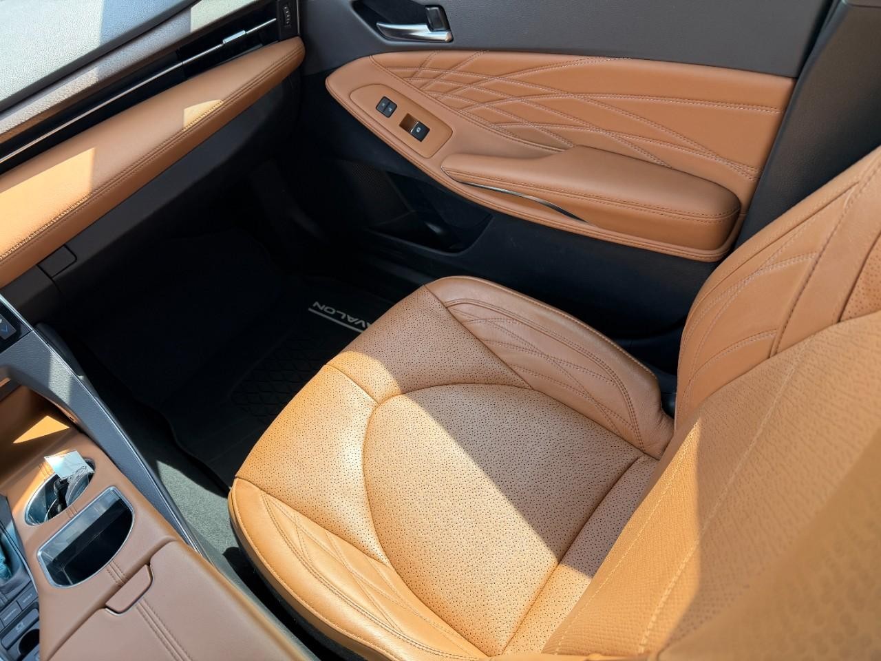 Toyota Avalon Vehicle Full-screen Gallery Image 16