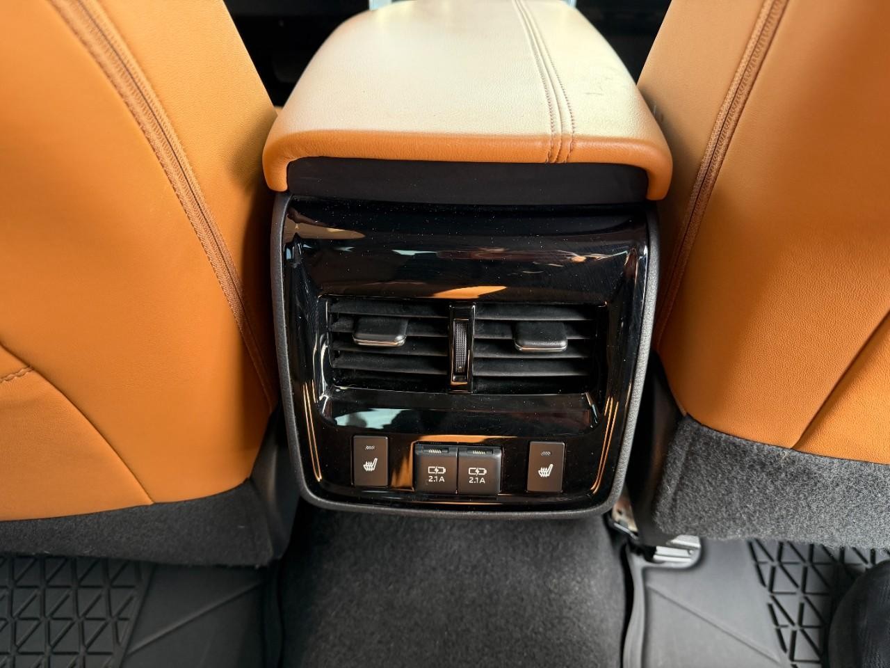 Toyota Avalon Vehicle Full-screen Gallery Image 17