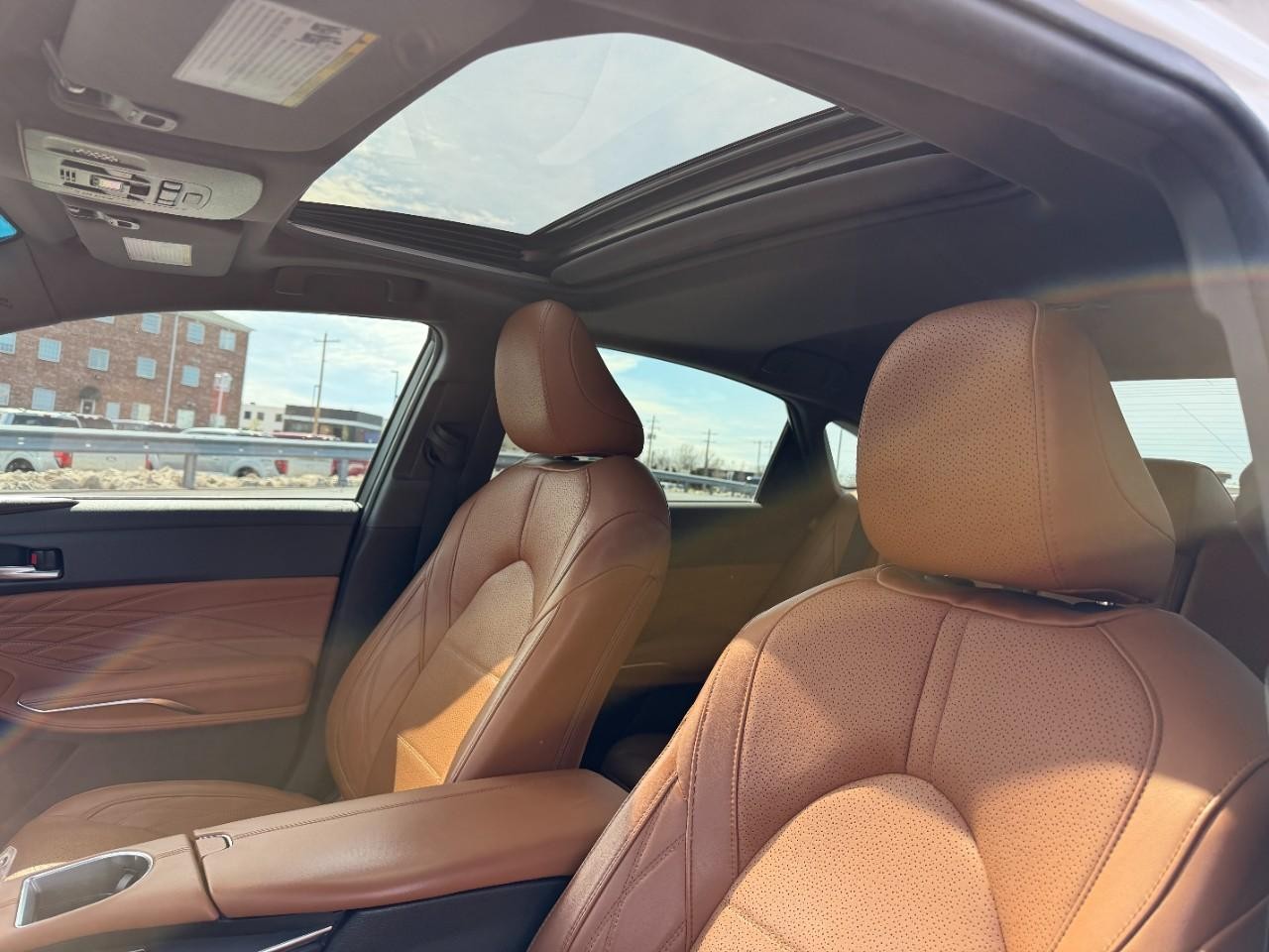 Toyota Avalon Vehicle Full-screen Gallery Image 18