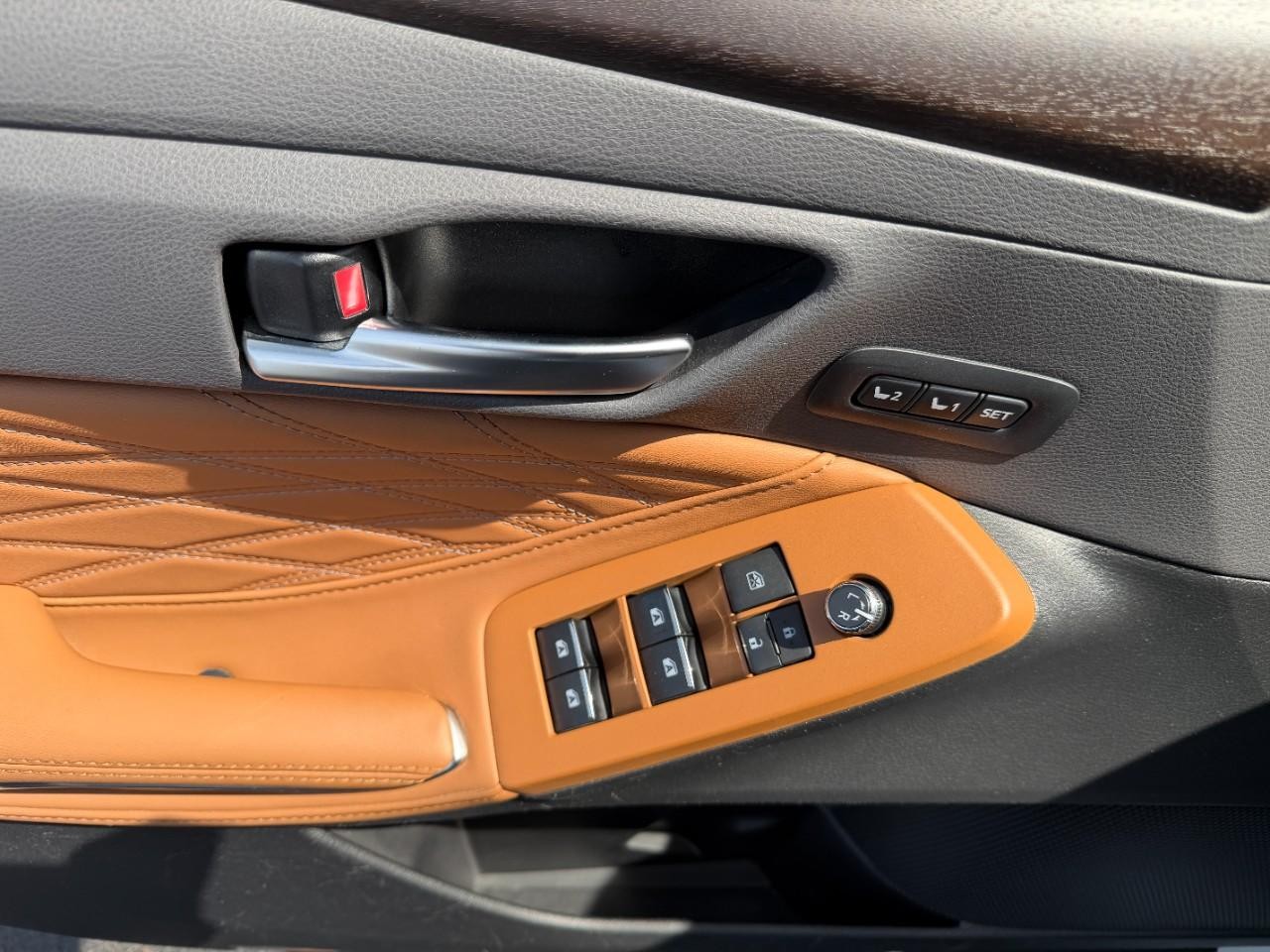 Toyota Avalon Vehicle Full-screen Gallery Image 21