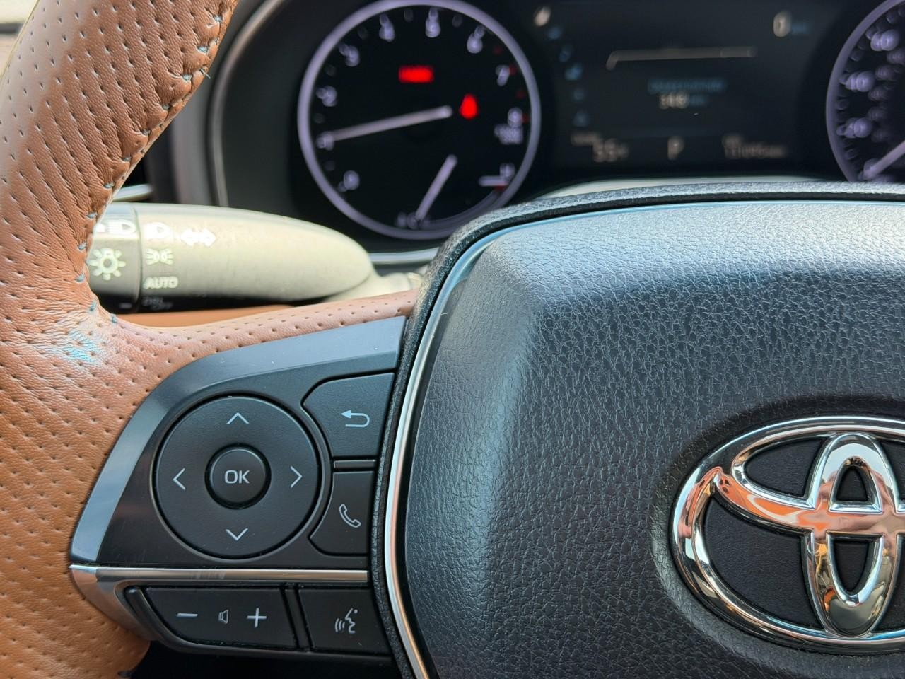 Toyota Avalon Vehicle Full-screen Gallery Image 22