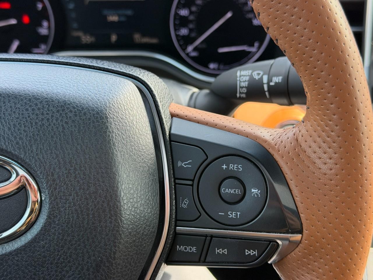 Toyota Avalon Vehicle Full-screen Gallery Image 23