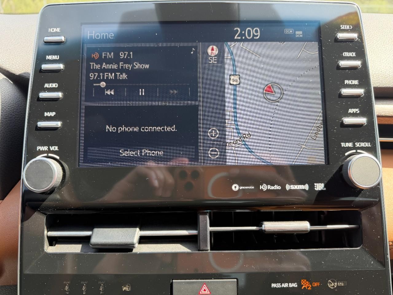 Toyota Avalon Vehicle Full-screen Gallery Image 25