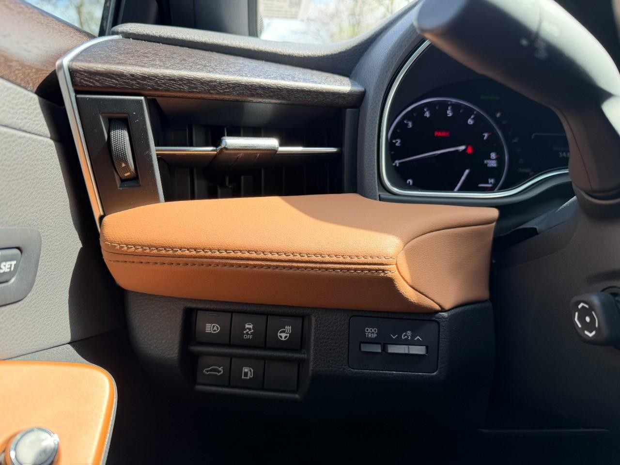 Toyota Avalon Vehicle Full-screen Gallery Image 28