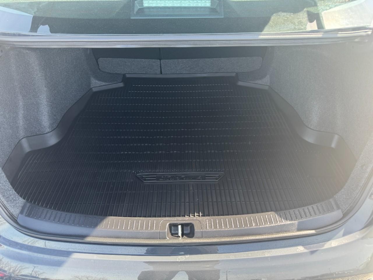 Toyota Corolla Vehicle Full-screen Gallery Image 04