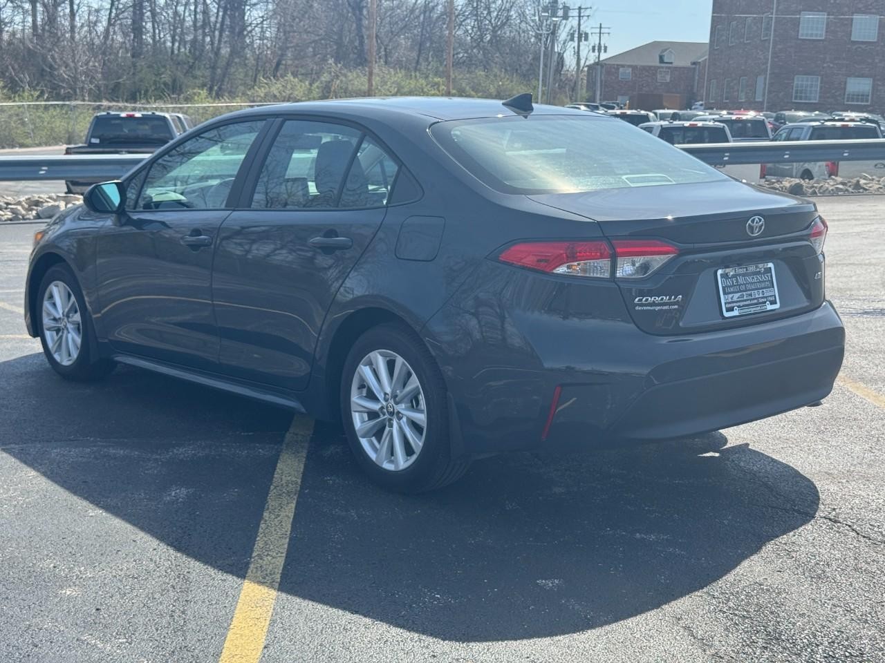 Toyota Corolla Vehicle Full-screen Gallery Image 06