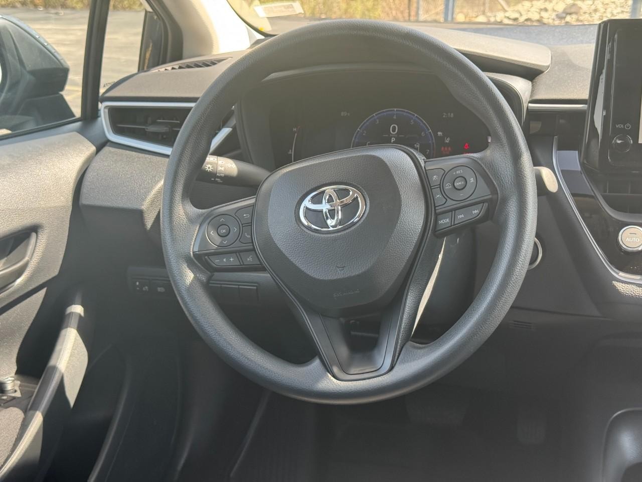 Toyota Corolla Vehicle Full-screen Gallery Image 12