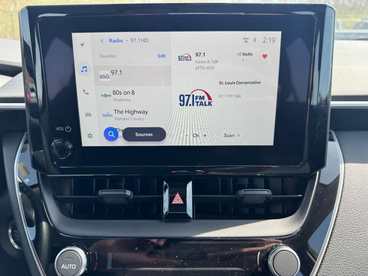 Toyota Corolla Vehicle Full-screen Gallery Image 23