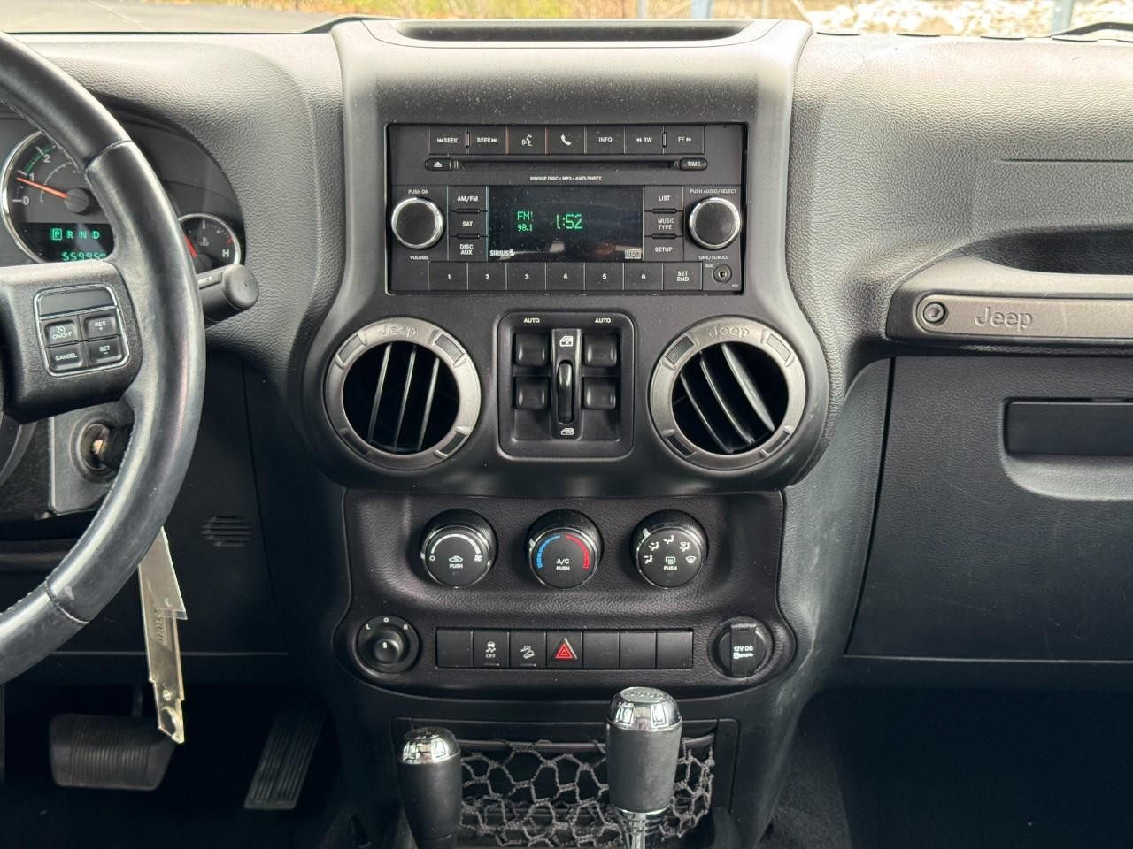 Jeep Wrangler Unlimited Vehicle Full-screen Gallery Image 13