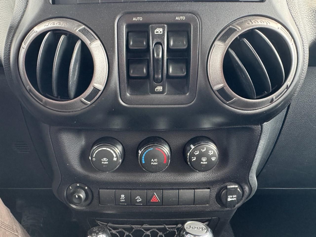 Jeep Wrangler Unlimited Vehicle Full-screen Gallery Image 24
