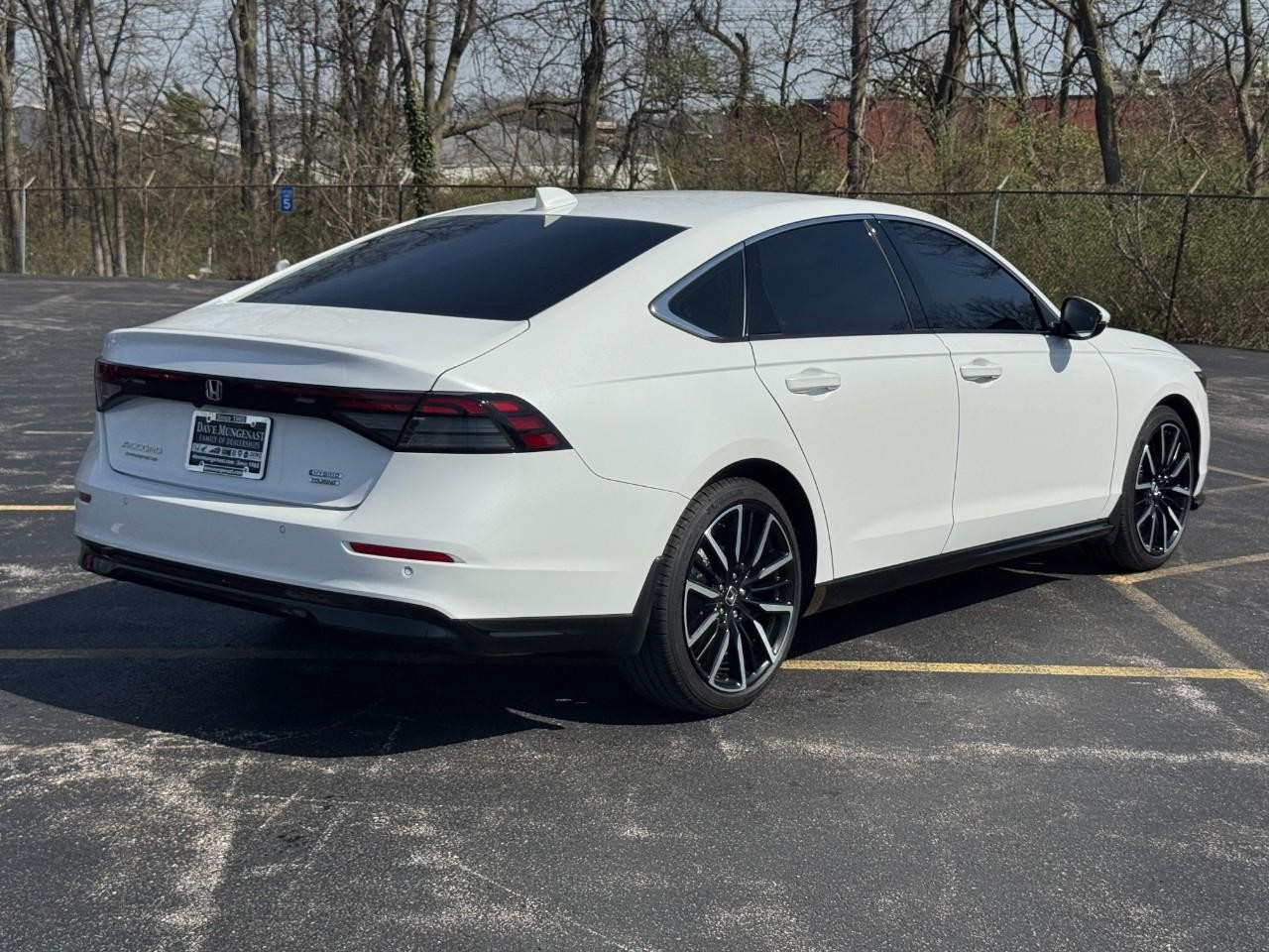 Honda Accord Hybrid Vehicle Full-screen Gallery Image 03