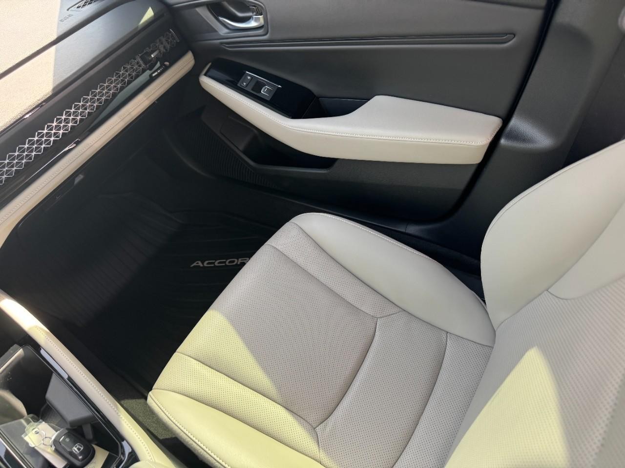 Honda Accord Hybrid Vehicle Full-screen Gallery Image 15