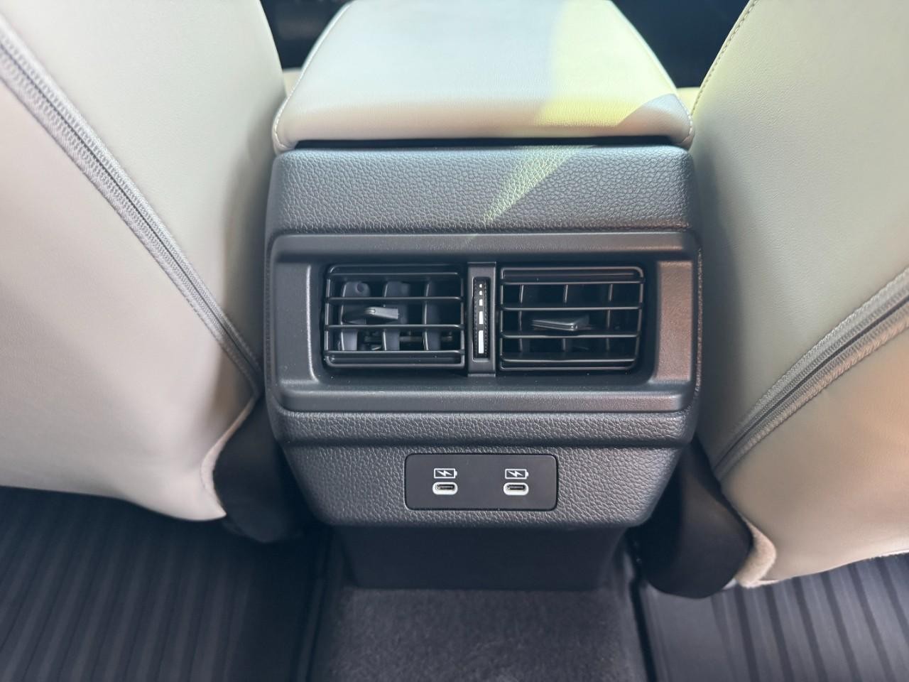 Honda Accord Hybrid Vehicle Full-screen Gallery Image 16