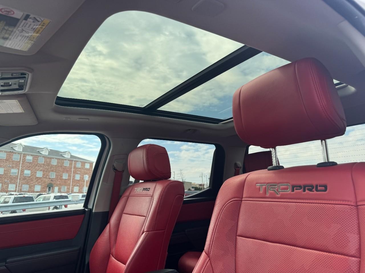 Toyota Tundra 4WD Vehicle Full-screen Gallery Image 16