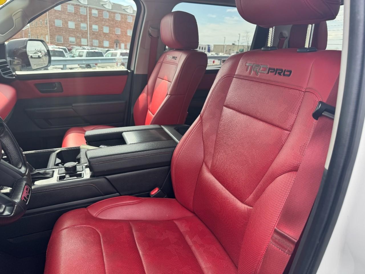 Toyota Tundra 4WD Vehicle Full-screen Gallery Image 17